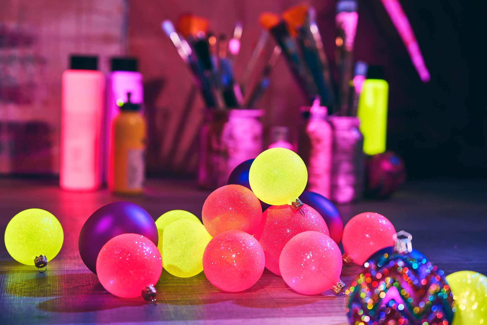 weihnachtskugeln und Christbaumdekoration in fluoreszierenden Neon-Farben – Christoball