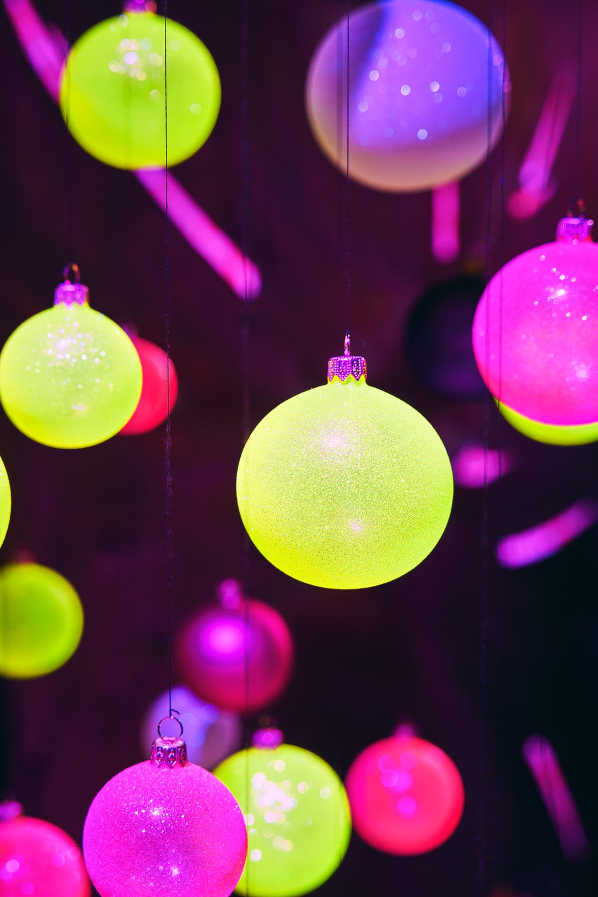 weihnachtskugeln und Christbaumdekoration in fluoreszierenden Neon-Farben – Christoball