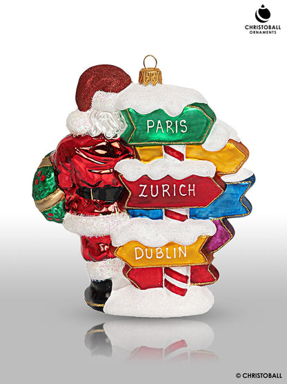 Weihnachtsmann am Wegweiser